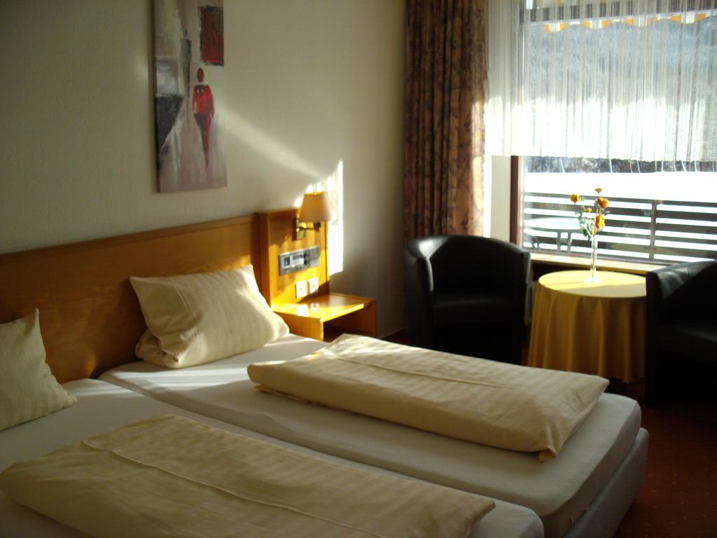 Hotel Rheingold Garni Titisee-Neustadt Rom bilde